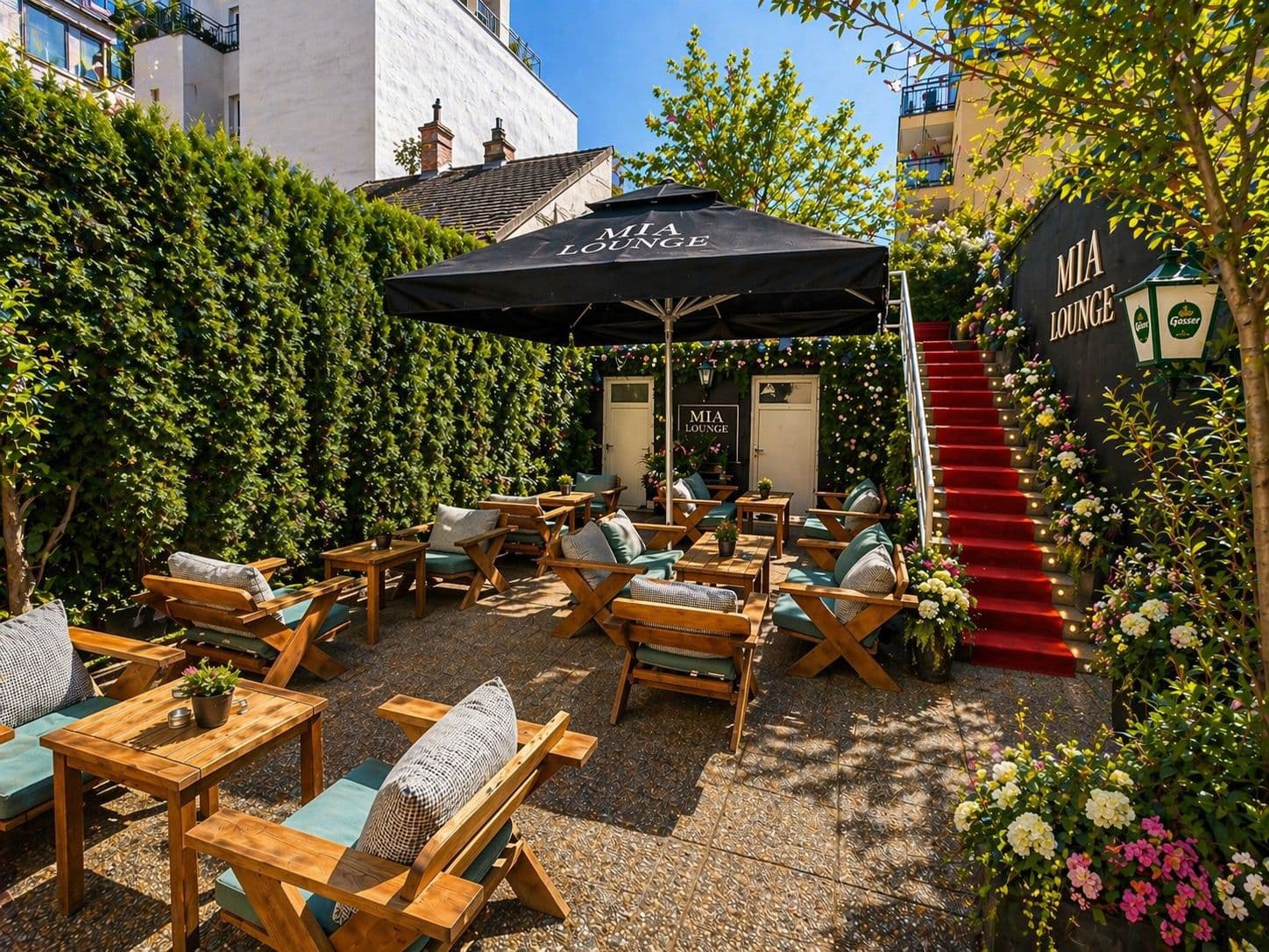 Pizza Mia Gartenbereich mit Holzmöbeln