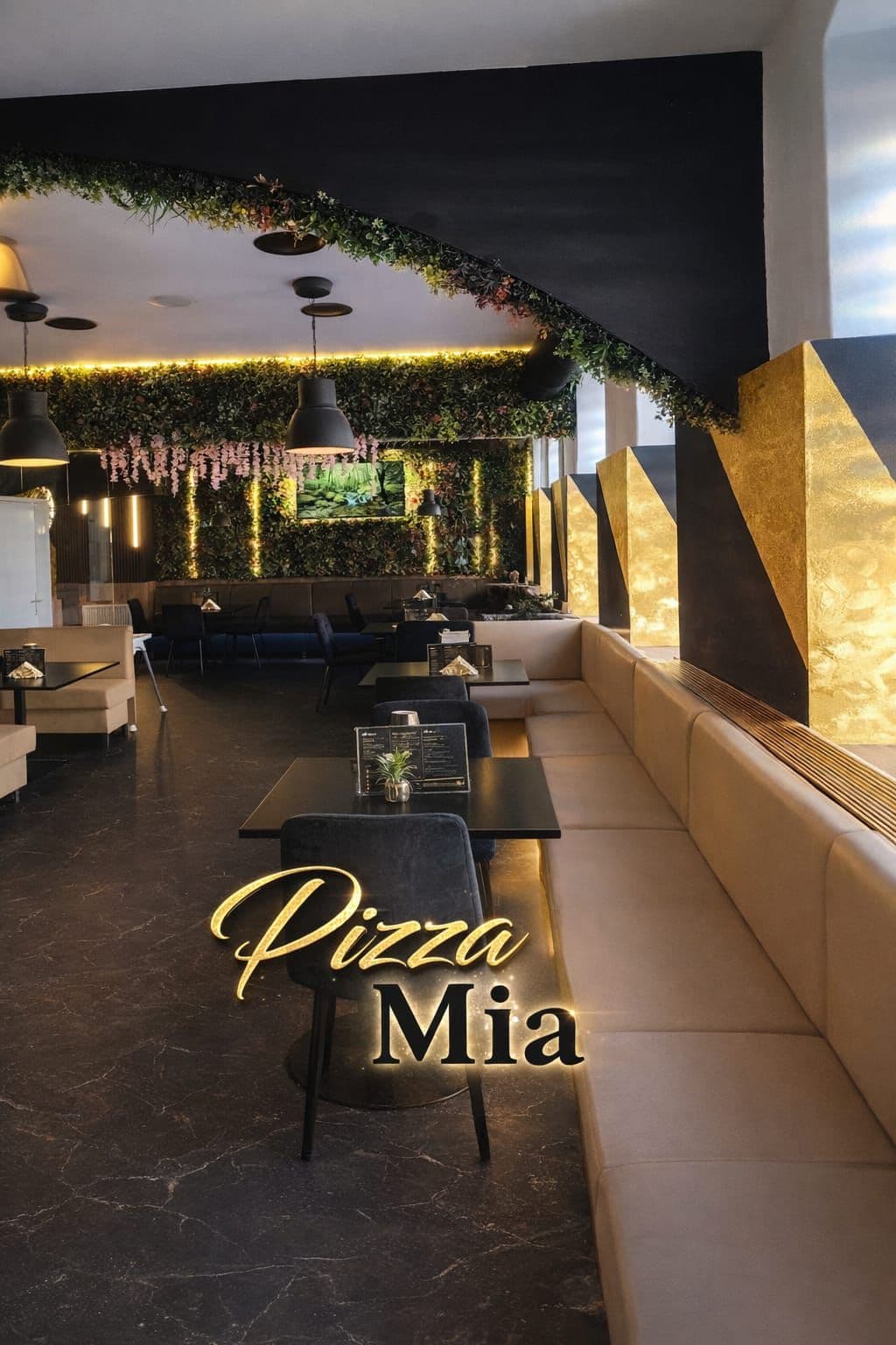 Pizza Mia Lounge Innenbereich mit goldener Onyx-Wand