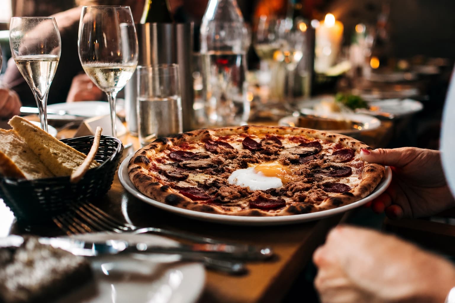 Pizza Mia Lounge — Innenraum mit Lounge-Atmosphäre in Wien-Ottakring